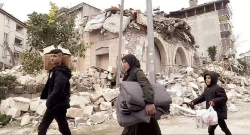 DEPREM BÖLGESİNDEN GÖÇ EDENLERİN SAYISI 2 MİLYON...