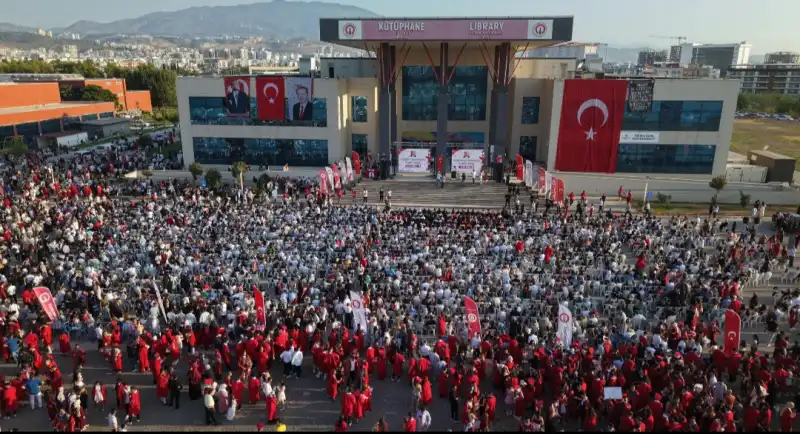 İSKENDERUN TEKNİK ÜNİVERSİTESİNDE MEZUNİYET SEVİNCİ!