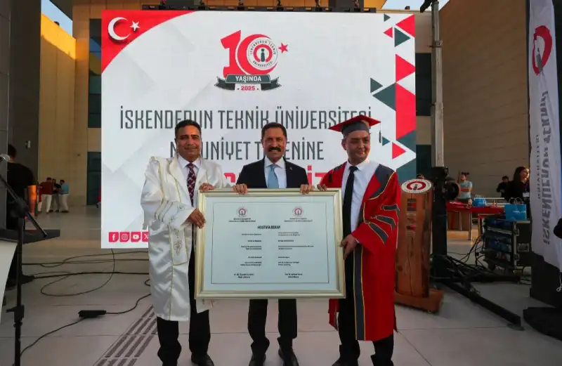 İSKENDERUN TEKNİK ÜNİVERSİTESİNDE MEZUNİYET SEVİNCİ!