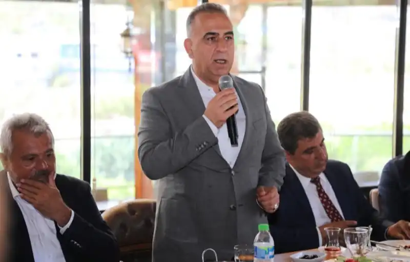 AK PARTİLİLER ALTINÖZÜ'NDE MUHTARLARLA...