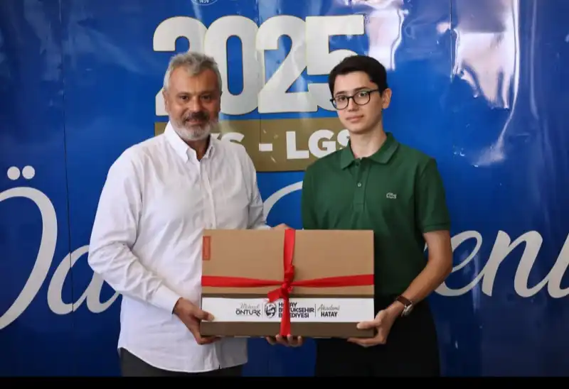 BAŞKAN ÖNTÜRK, DERECEYE GİREN ÖĞRENCİLERİ ÖDÜLLENDİRDİ!