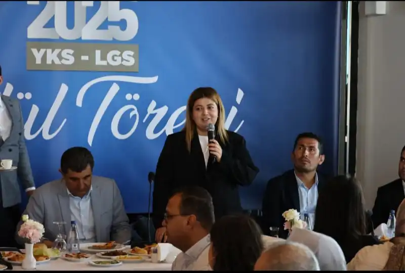 BAŞKAN ÖNTÜRK, DERECEYE GİREN ÖĞRENCİLERİ ÖDÜLLENDİRDİ!
