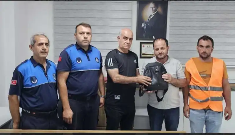 BELEDİYE İŞÇİSİ DÜRÜSTLÜĞÜYLE TAKDİR TOPLADI! 