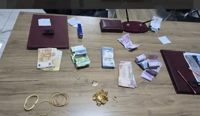 BELEDİYE İŞÇİSİ DÜRÜSTLÜĞÜYLE TAKDİR TOPLADI!