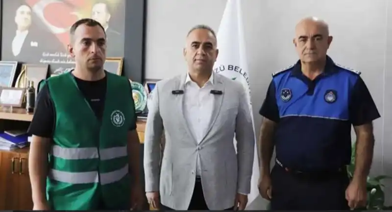 BELEDİYE İŞÇİSİ DÜRÜSTLÜĞÜYLE TAKDİR TOPLADI!