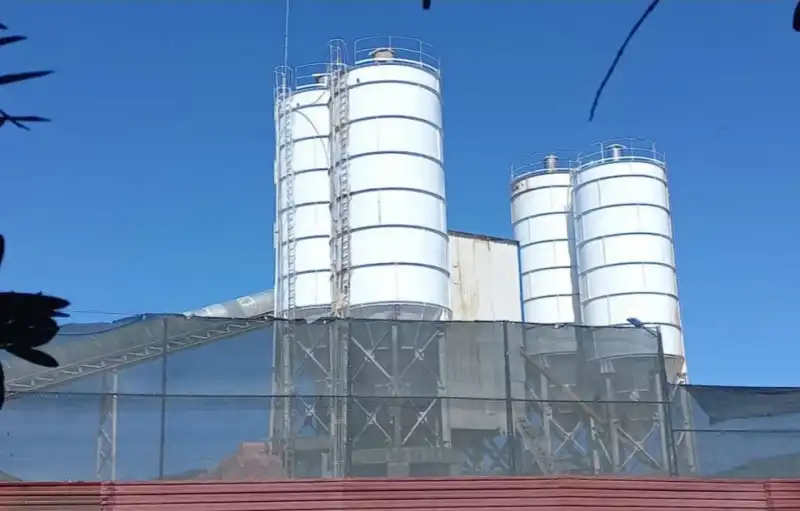 SAMANDAĞ’DA MAHKEME KARARIYLA BETON SANTRALİ KAPATILDI!