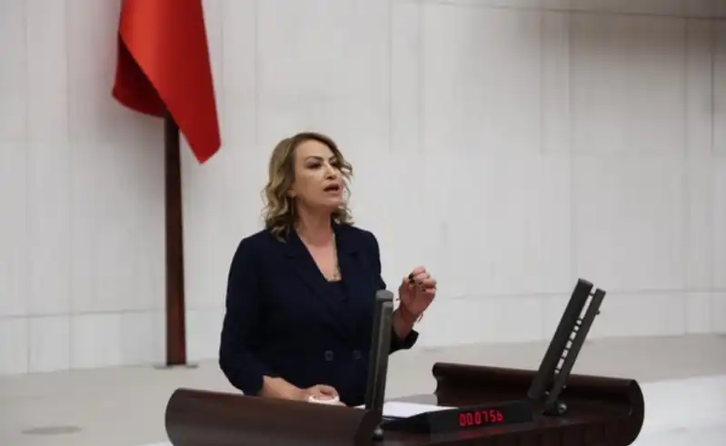 BAKANLIK DEPREM KONUTLARINDAKİ SORUNLARI KONUŞMAK İSTEMİYOR! 
