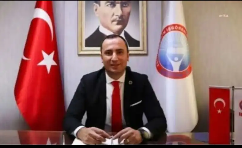 ÖĞRETMENLER GEÇİNEMİYOR, MESLEK İTİBARINI KAYBEDİYOR!