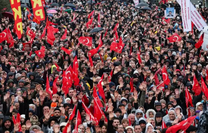 YALANIN VE ALGININ KARŞISINDA, HATAY’IN ARKASINDAYIZ!