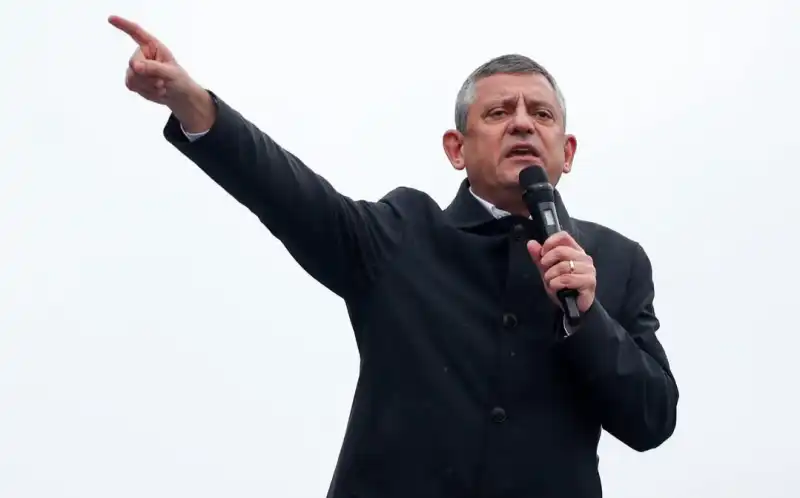 YALANIN VE ALGININ KARŞISINDA, HATAY’IN ARKASINDAYIZ!