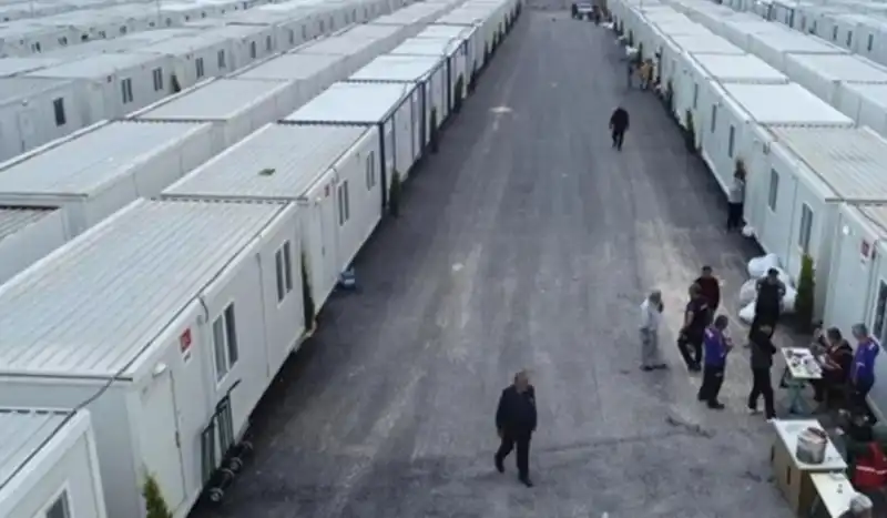 GEÇEN ÜÇ YILA RAĞMEN DEPREMZEDELERİN... 