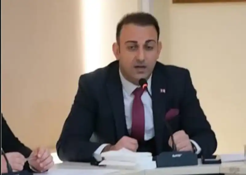 BAŞKAN ÖZGÜN: DEFNE’DE TEMİZLİK HİZMETLERİMİZ... 