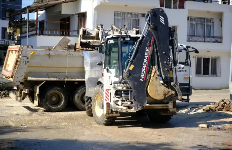 BAŞKAN ÖZGÜN: DEFNE’DE TEMİZLİK HİZMETLERİMİZ... 