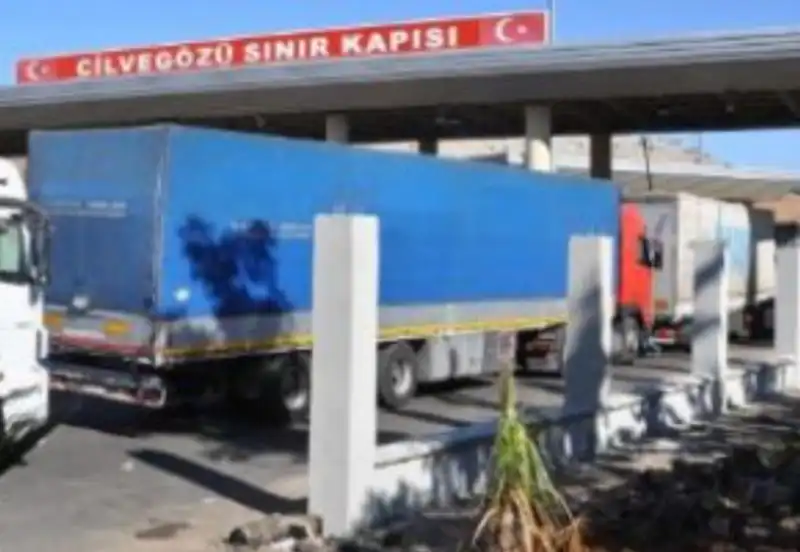 MİLLETVEKİLİ KARA CİLVEGÖZÜ'NDE NAKLİYECİLER...