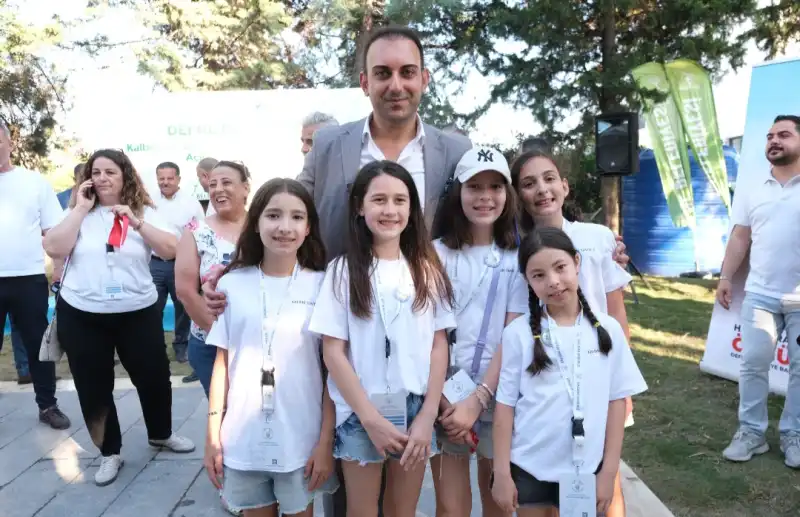 BAŞKAN ÖZGÜN: ÇOCUKLARIMIZIN MUTLULUĞU, DEFNE’NİN GELECEĞİNE ...