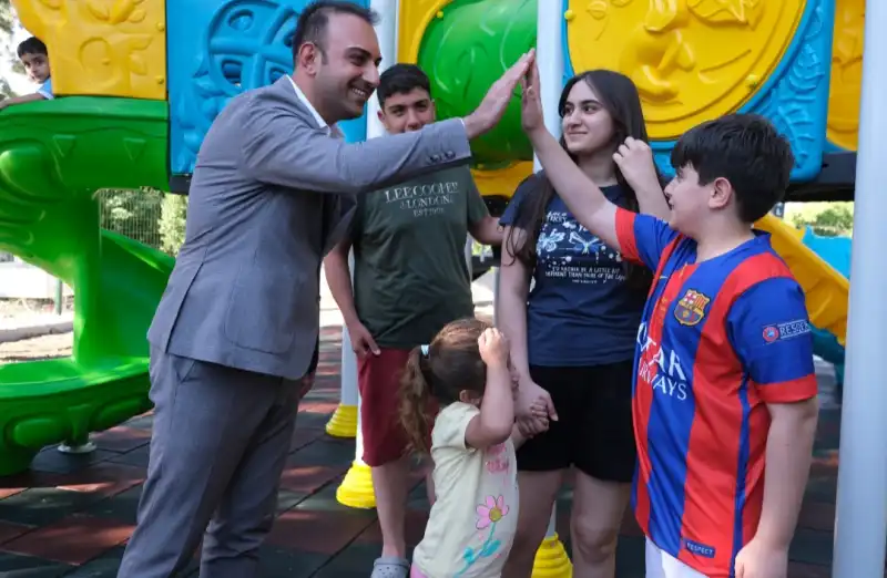 BAŞKAN ÖZGÜN: ÇOCUKLARIMIZIN MUTLULUĞU, DEFNE’NİN GELECEĞİNE ...