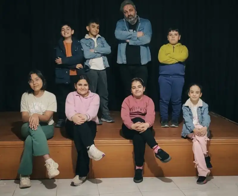 TİYATRO İYİLEŞTİRİR!