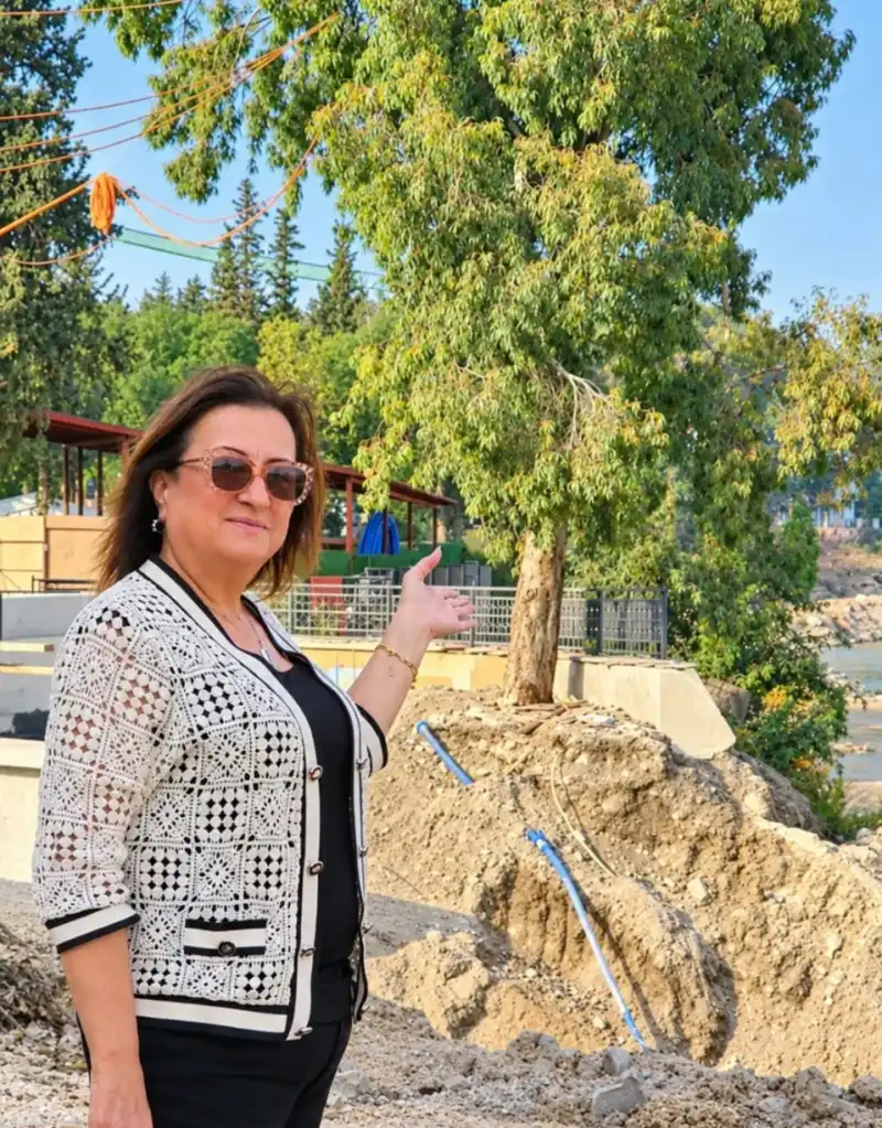 ATATÜRK PARKI AĞAÇLARIN GÖVDE VE KÖKLERİNDE ZARAR İDDİASI!